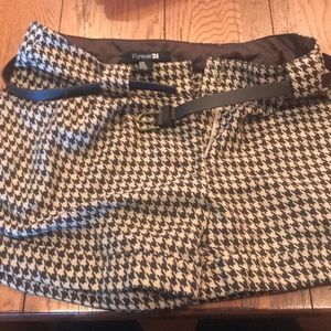 Houndstooth Shorts, cream and brown.